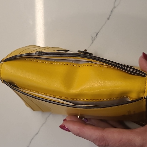 Kate Spade bi-fold yellow wallet - Picture 9 of 9